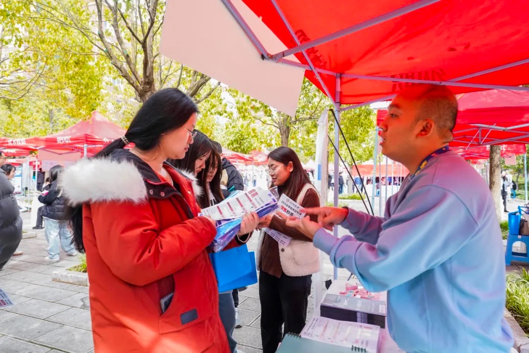 云南經(jīng)濟(jì)管理學(xué)院舉行云南省2025屆高校畢業(yè)生安寧職教園區(qū)秋季專場招聘會 第 11 張