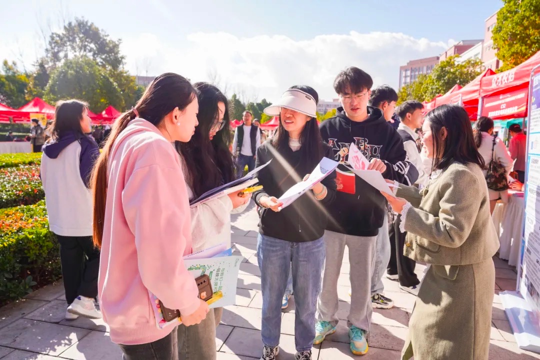 云南經(jīng)濟(jì)管理學(xué)院舉行云南省2025屆高校畢業(yè)生安寧職教園區(qū)秋季專場招聘會 第 7 張