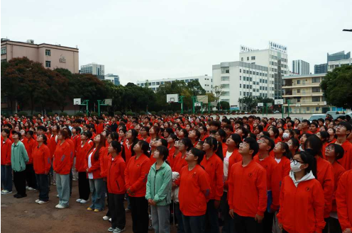 云南經(jīng)濟(jì)管理學(xué)院醫(yī)學(xué)院慶祝新中國(guó)成立75周年升旗儀式圓滿舉行 第 5 張